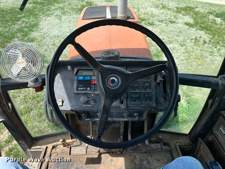 image for item KL9255 1982 International 5288  tractor