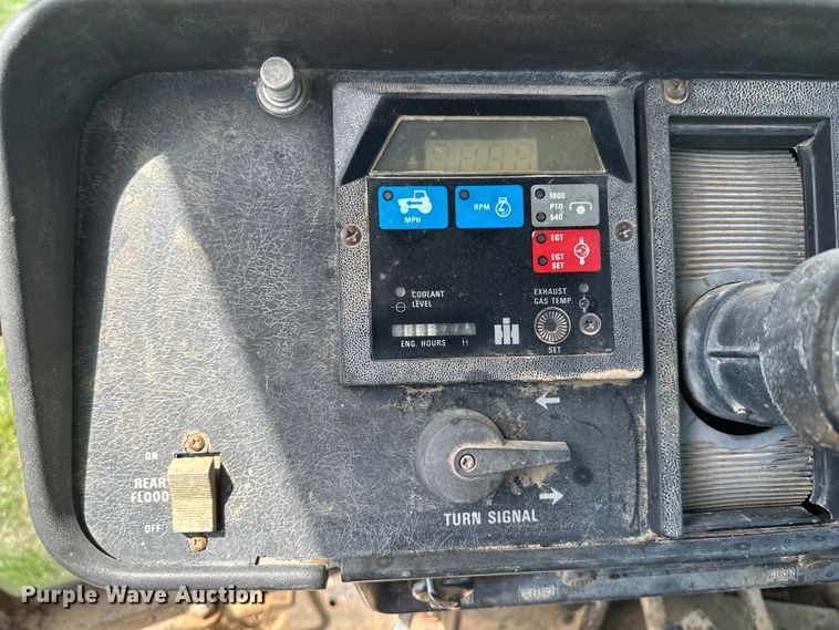 image for item KL9255 1982 International 5288  tractor