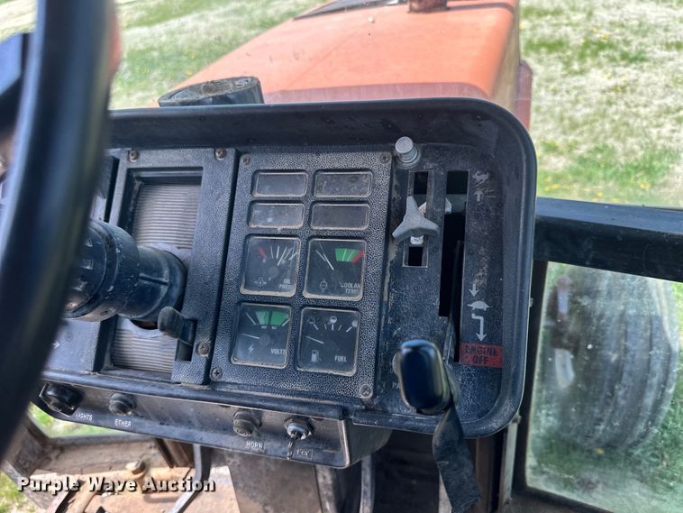 image for item KL9255 1982 International 5288  tractor