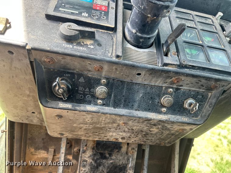 image for item KL9255 1982 International 5288  tractor