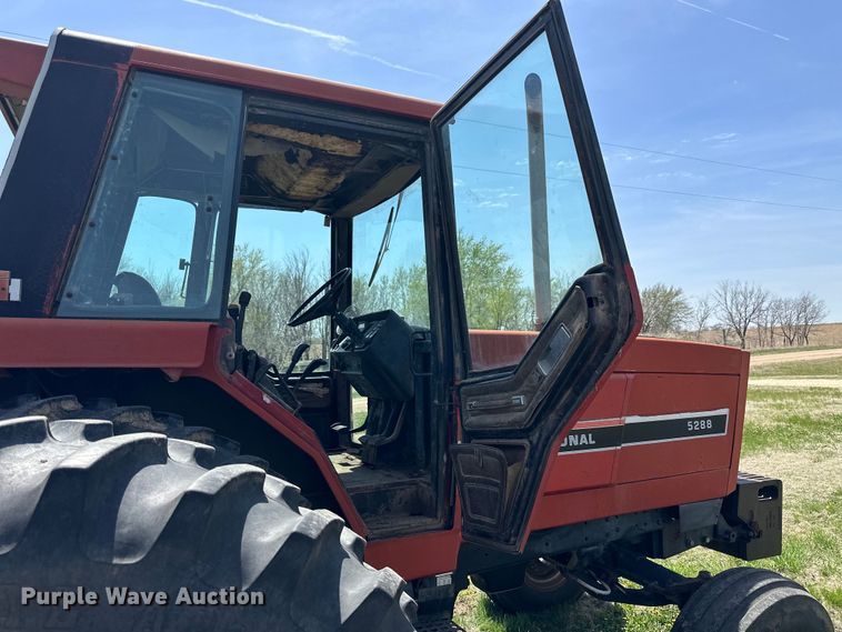 image for item KL9255 1982 International 5288  tractor