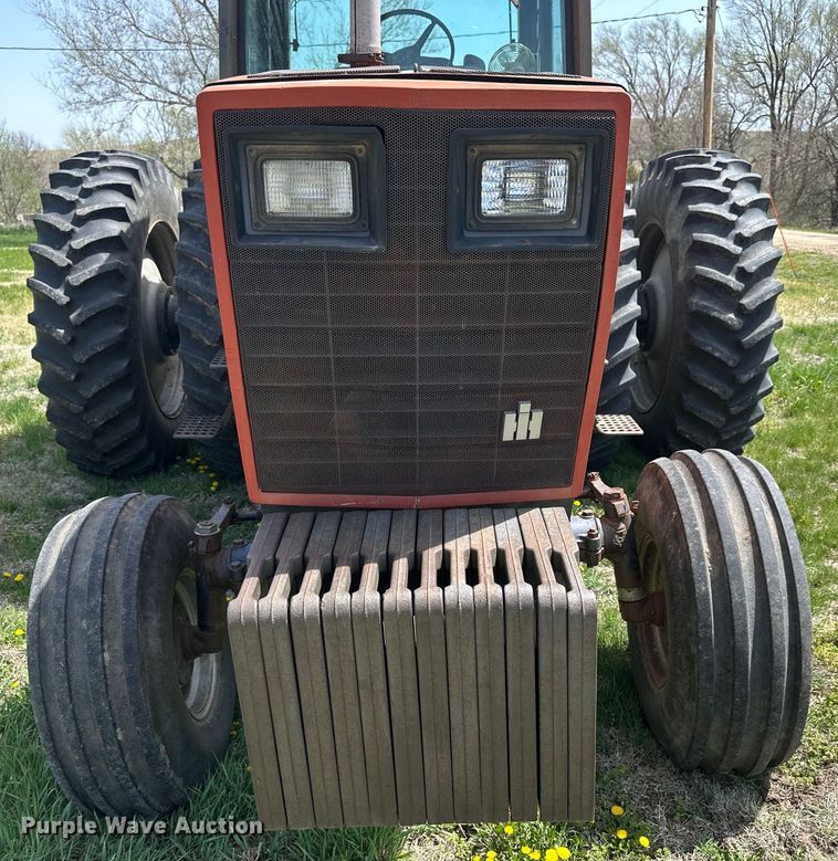 image for item KL9255 1982 International 5288  tractor
