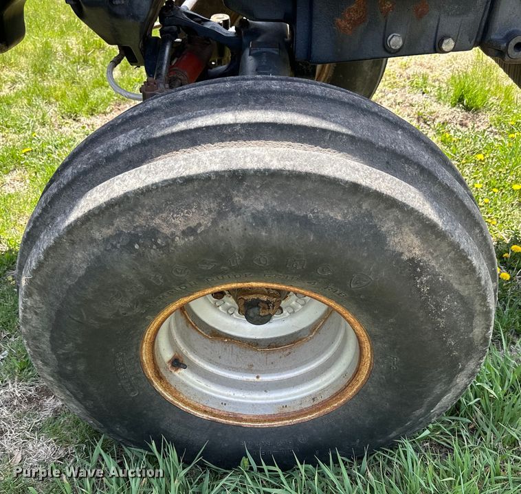 image for item KL9255 1982 International 5288  tractor