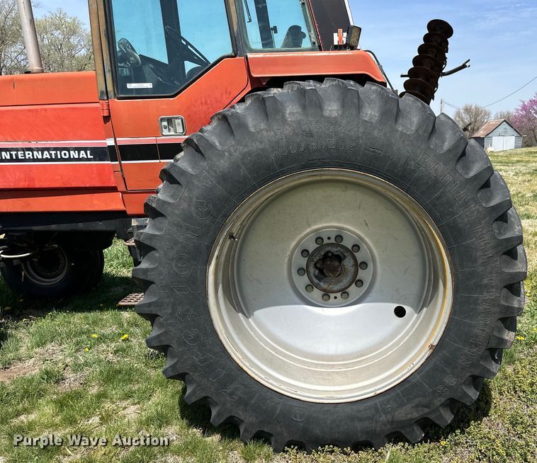 image for item KL9255 1982 International 5288  tractor
