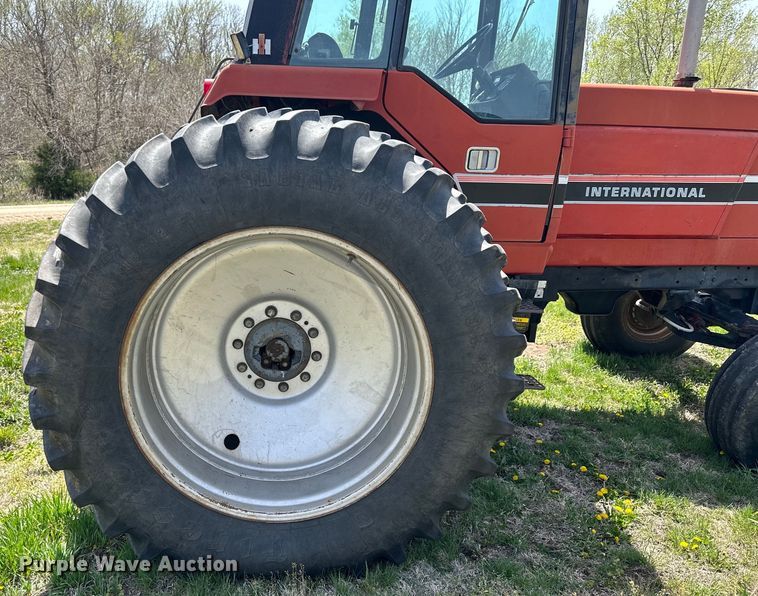 image for item KL9255 1982 International 5288  tractor