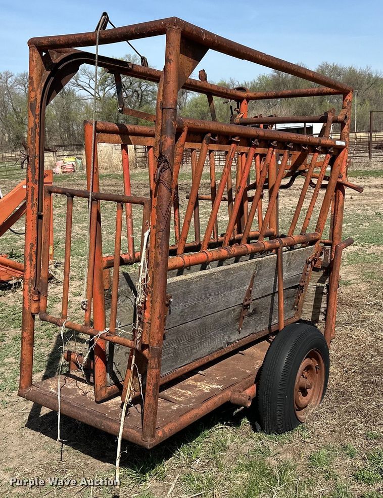 image for item KL9259 Livestock squeeze chute