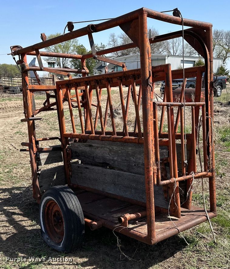 image for item KL9259 Livestock squeeze chute