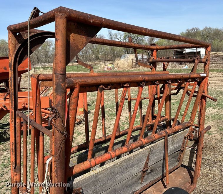 image for item KL9259 Livestock squeeze chute