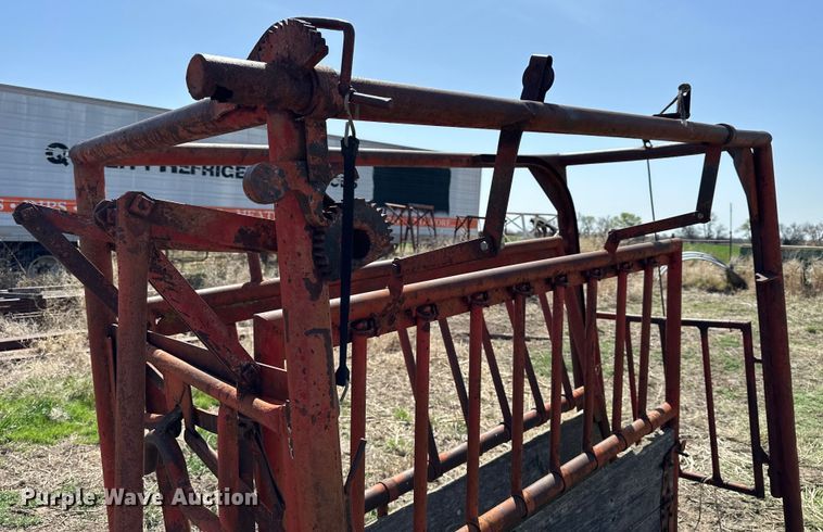 image for item KL9259 Livestock squeeze chute