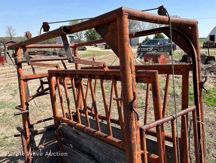 image for item KL9259 Livestock squeeze chute