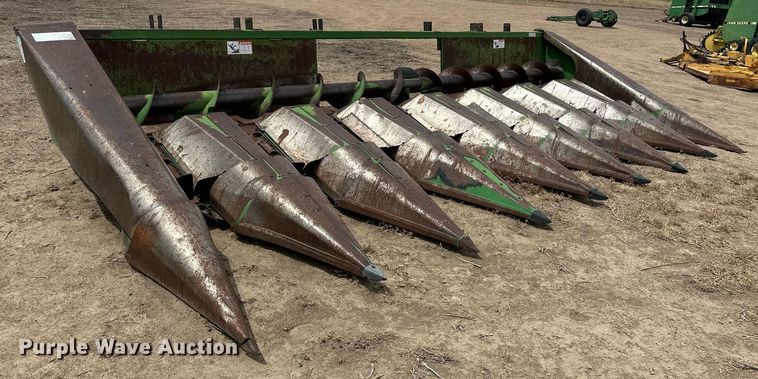 image for item KX9098 John Deere 843  corn head