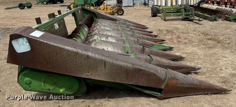 image for item KX9098 John Deere 843  corn head