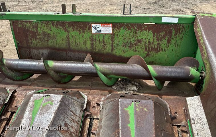 image for item KX9098 John Deere 843  corn head