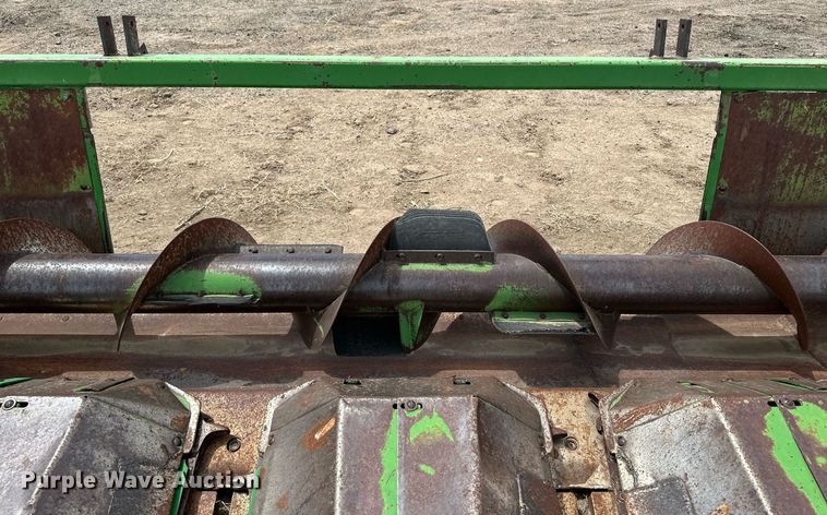image for item KX9098 John Deere 843  corn head