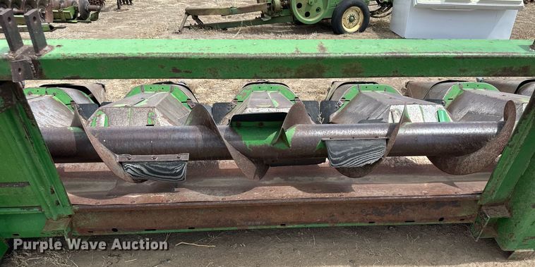 image for item KX9098 John Deere 843  corn head