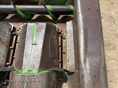 image for item KX9098 John Deere 843  corn head