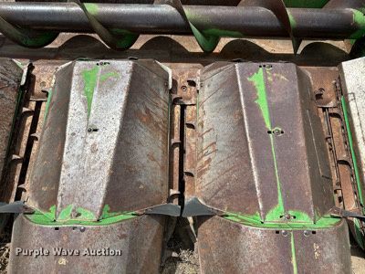 image for item KX9098 John Deere 843  corn head