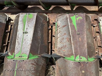 image for item KX9098 John Deere 843  corn head