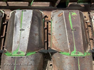 image for item KX9098 John Deere 843  corn head