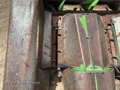 image for item KX9098 John Deere 843  corn head