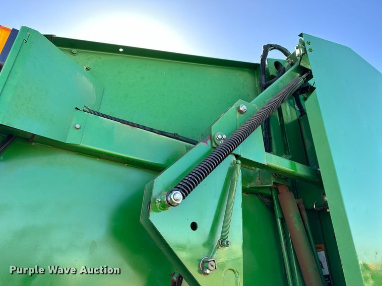 image for item KX9116 John Deere 568 Mega Wide Plus  round baler