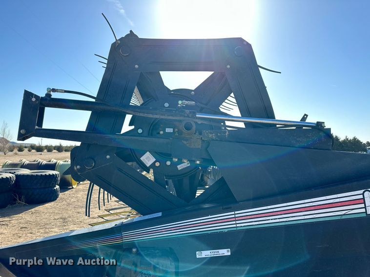 image for item KX9125 2006 MacDon 963  draper head