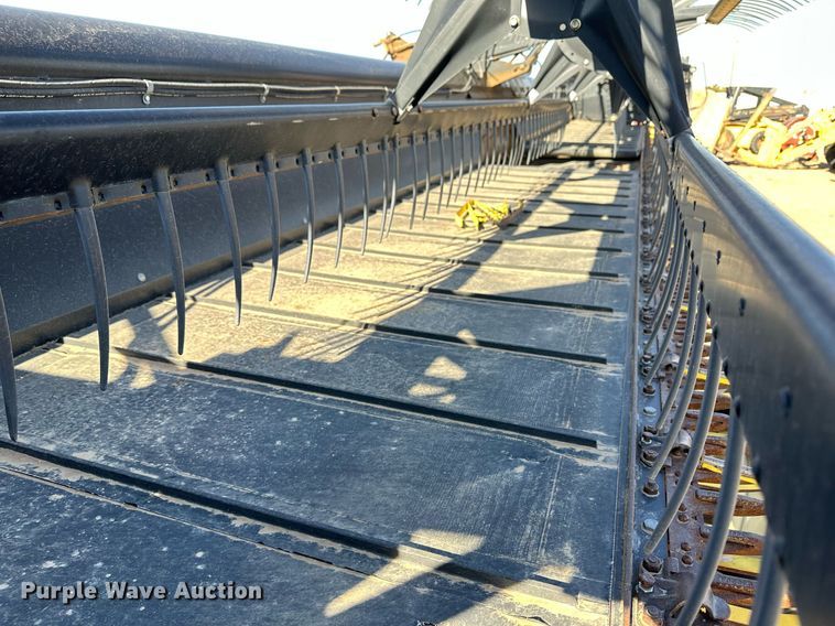 image for item KX9125 2006 MacDon 963  draper head