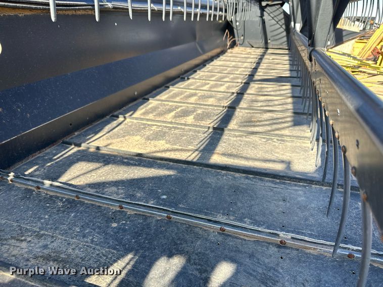 image for item KX9125 2006 MacDon 963  draper head