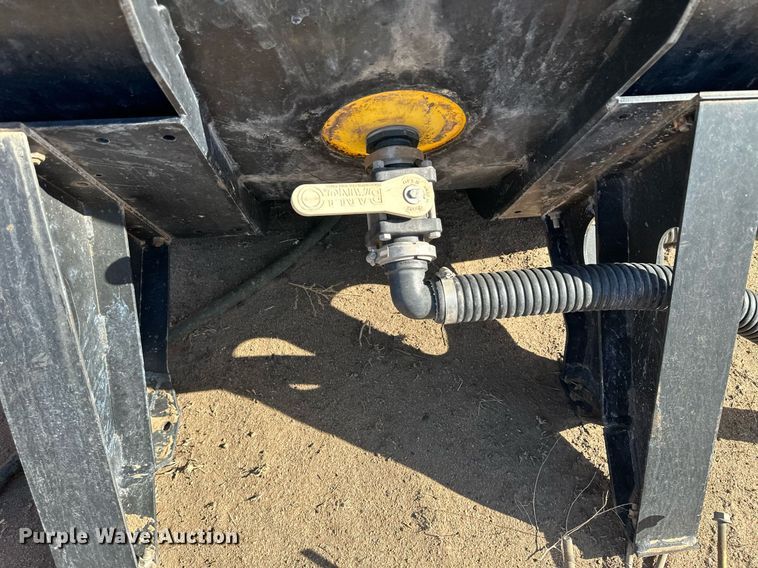image for item KX9127 (4) John Deere fertilizer tanks