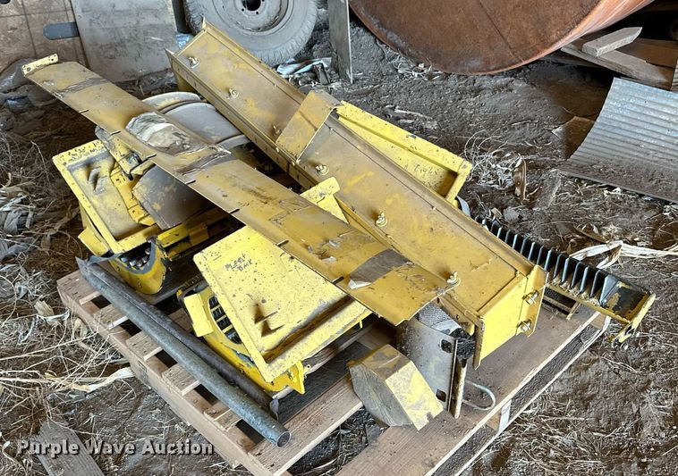 image for item KX9138 New Holland TR98  combine