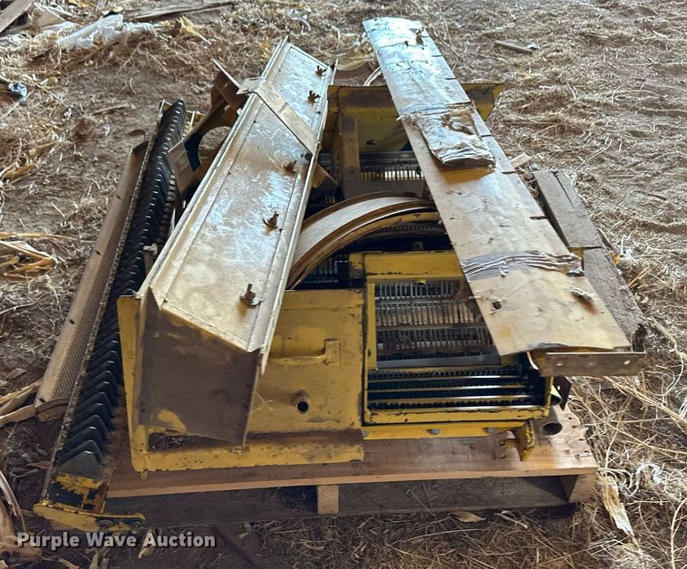 image for item KX9138 New Holland TR98  combine