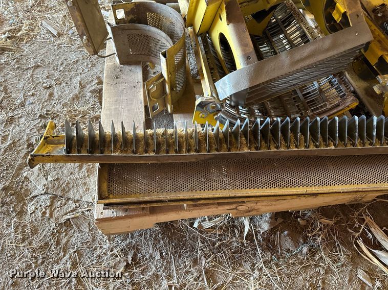 image for item KX9138 New Holland TR98  combine