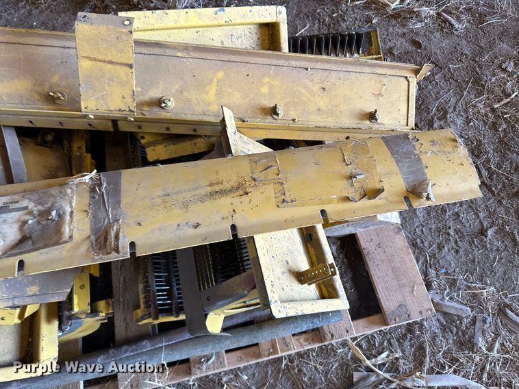 image for item KX9138 New Holland TR98  combine