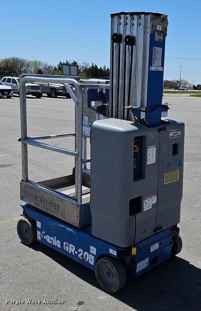 image for item LE9352 2016 Genie GR-20  vertical lift