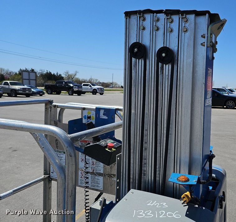 image for item LE9352 2016 Genie GR-20  vertical lift