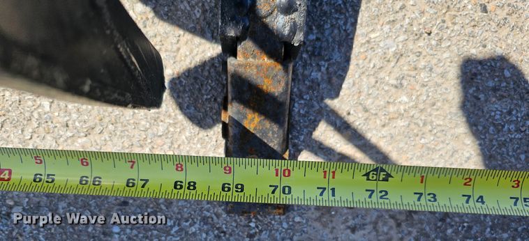 image for item LE9369 70" W skid steer grapple bucket