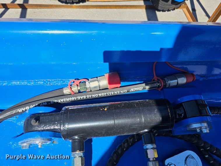 image for item LE9371 2022 TopCat SSSG72  skid steer grader