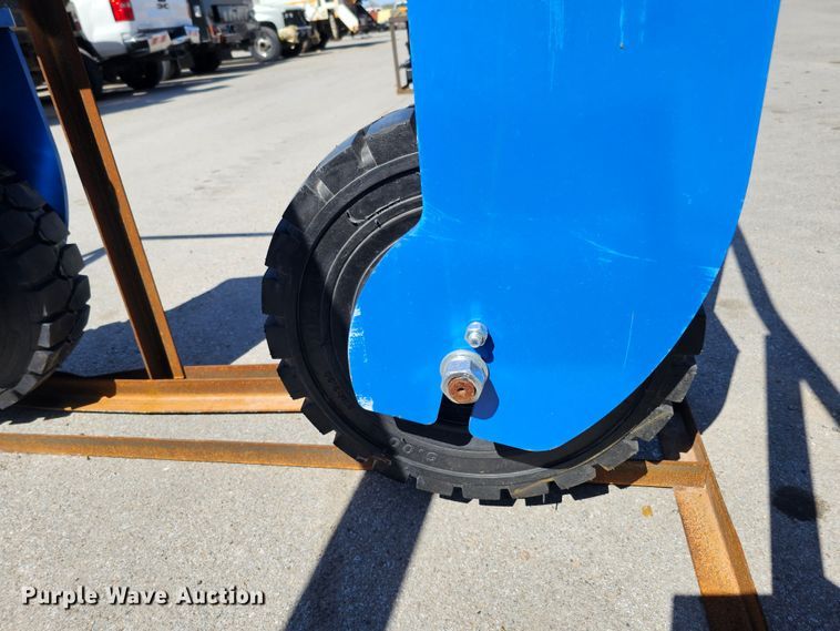 image for item LE9371 2022 TopCat SSSG72  skid steer grader