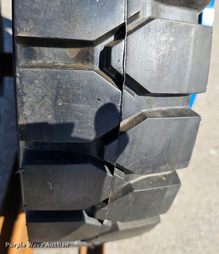 image for item LE9371 2022 TopCat SSSG72  skid steer grader