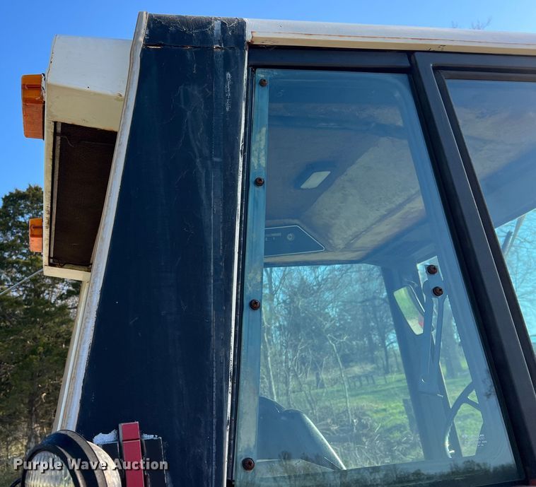 image for item LI9622 International 1586  tractor