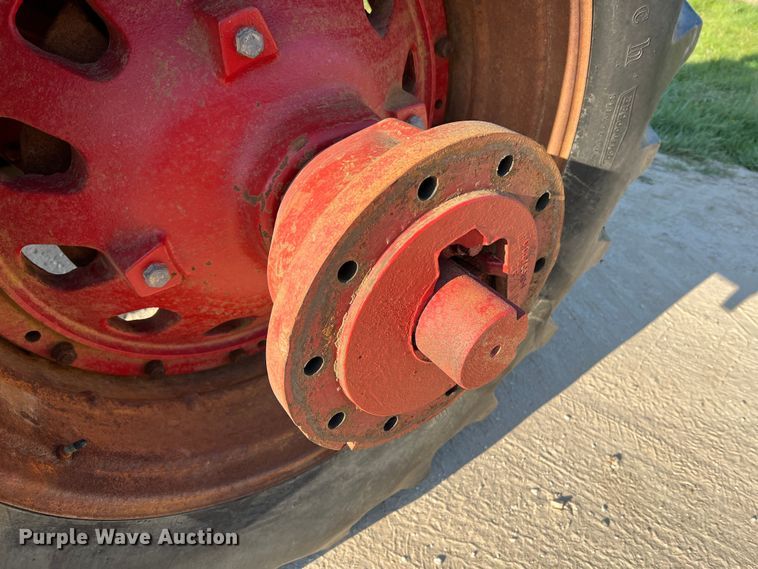 image for item LI9622 International 1586  tractor