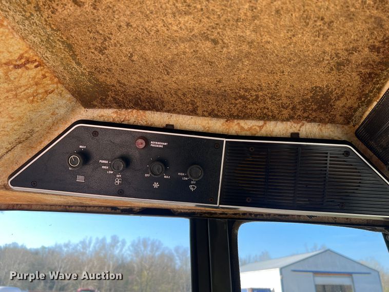 image for item LI9622 International 1586  tractor