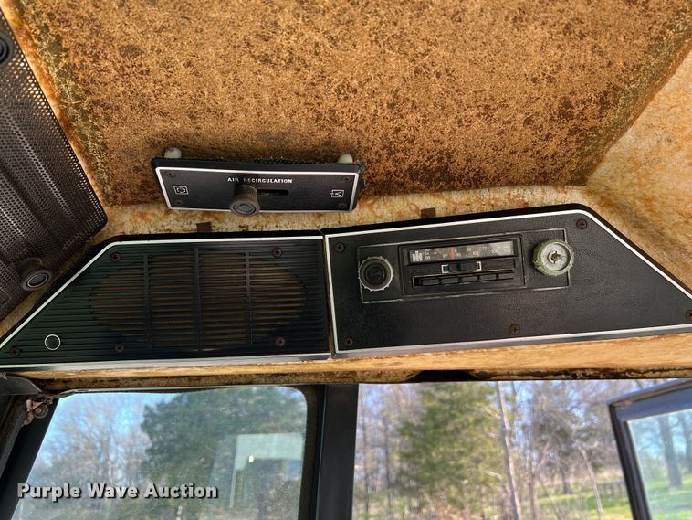 image for item LI9622 International 1586  tractor