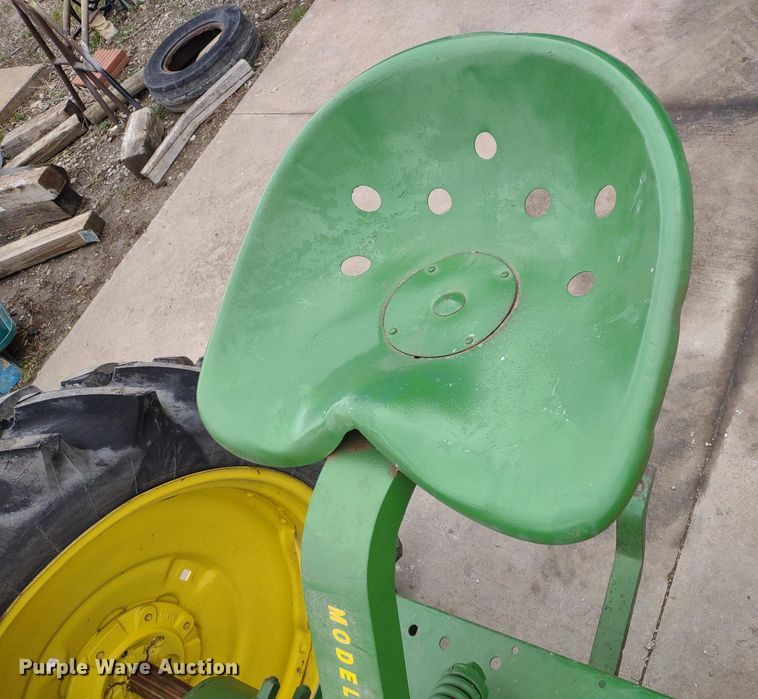 image for item LL9071 John Deere H  tractor