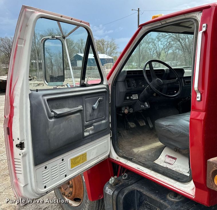 image for item LN9404 1991 Ford F700  grain truck