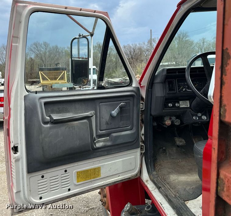 image for item LN9404 1991 Ford F700  grain truck
