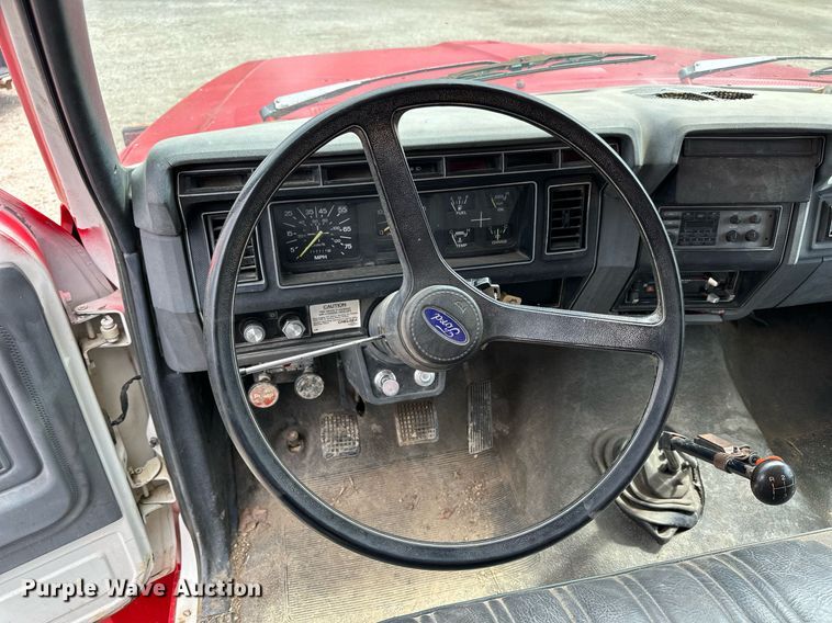 image for item LN9404 1991 Ford F700  grain truck