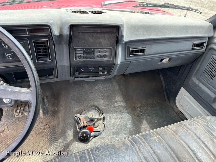 image for item LN9404 1991 Ford F700  grain truck