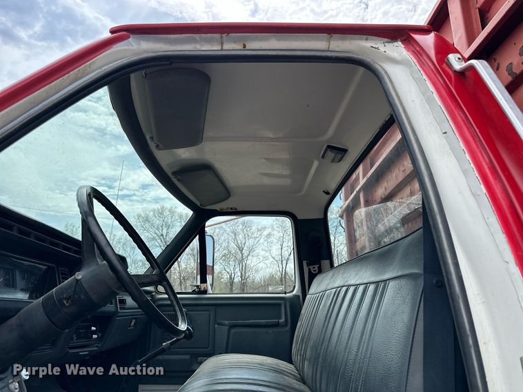 image for item LN9404 1991 Ford F700  grain truck