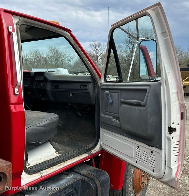 image for item LN9404 1991 Ford F700  grain truck